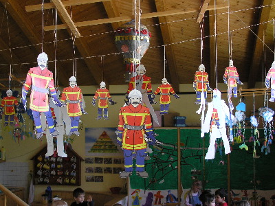 Feuerwehr Gruppe Feuerwehrmann Kinder Spaß ausschneiden Papier basteln Mädchen Jungs 